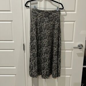 Faux leather pleated skirt with lace print size s
